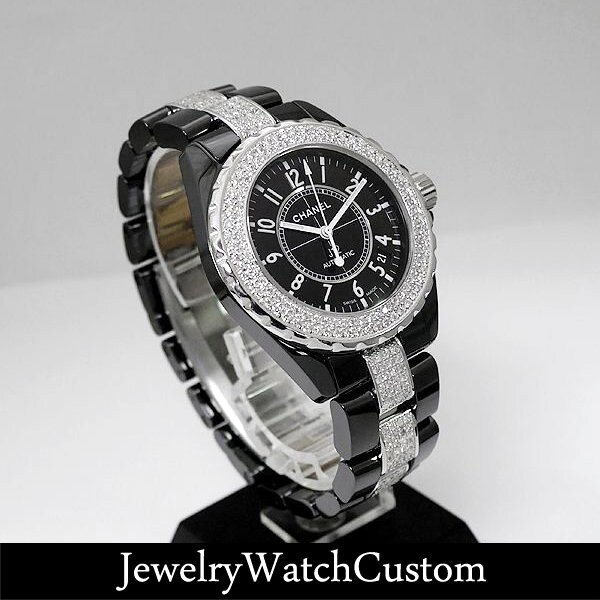 ブラックセラミック ケースとブレスレットにアフターダイヤをセッティングしたCHANEL J12の斜めカット